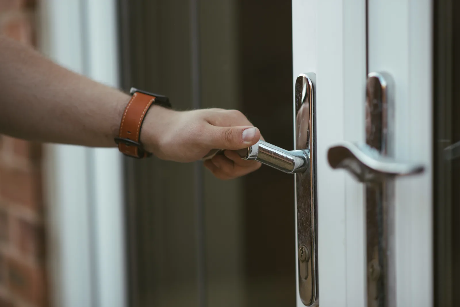 ouverture de porte claquée